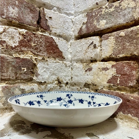 Royal Doulton English Translucent China Bowl with grapevine design. - Picture 5 of 7